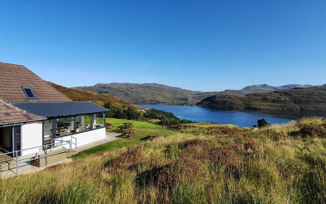 What are the benefits of a wellness retreat?
